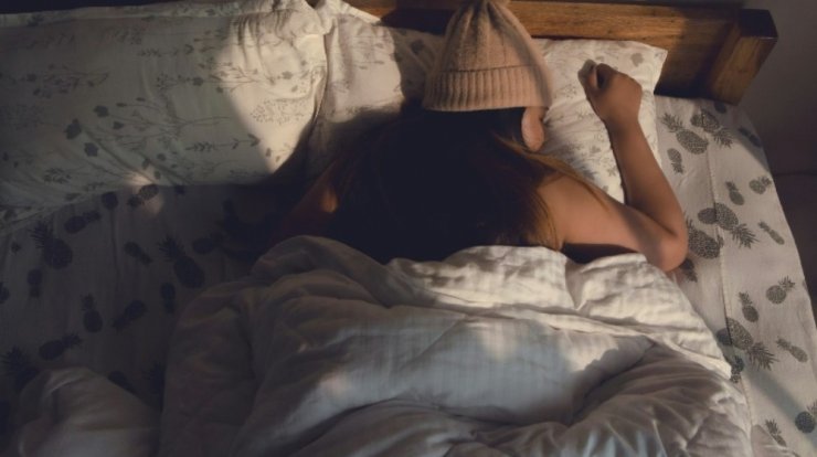 3 λόγοι που δεν πρέπει να κοιμάσαι με ανοιχτό φως