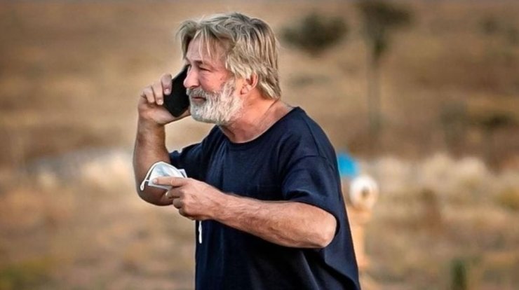 Alec Baldwin: "Αναρωτιέμαι πως νιώθει κανείς όταν σκοτώνει κάποιον κατά λάθος" [εικόνα]