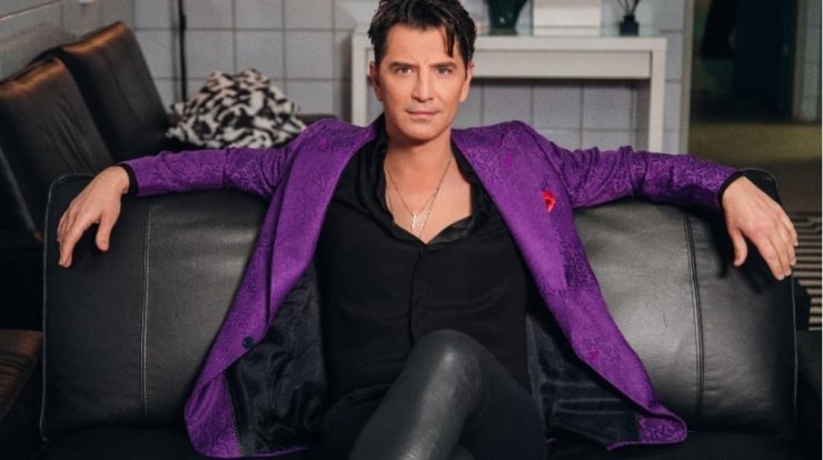 Σάκης Ρουβάς: Αντιδράσεις για συναυλία του διάρκειας 17 λεπτών η οποία θα κοστίσει 215.000 ευρώ 