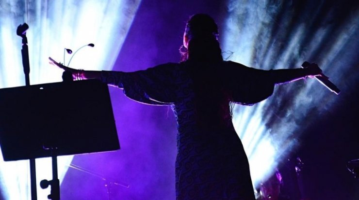  Ελληνίδα τραγουδίστρια ανέβηκε στη σκηνή και αποκάλυψε πως πέθανε η μητέρα της [βίντεο]