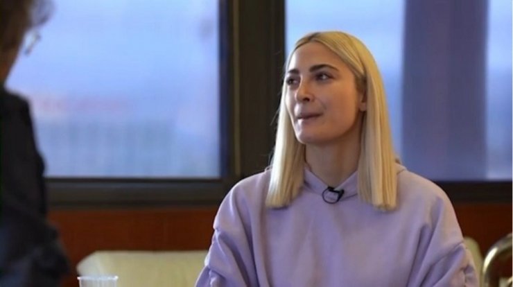 Ιωάννα Τούνη: "Μου έλεγε ο πατέρας μου να μη μασάω τσίχλα, να μην κάνω φούσκες γιατί φαίνομαι σαν..." [βίντεο]