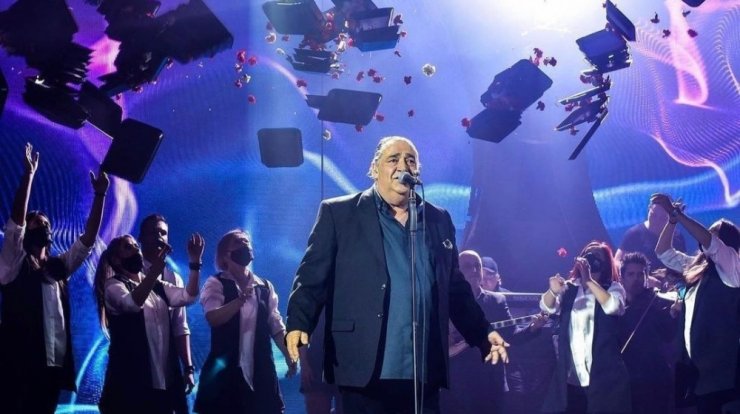 Βασίλης Καρράς: Aνέβηκε στην πίστα με τις "πεταλούδες" στο χέρι