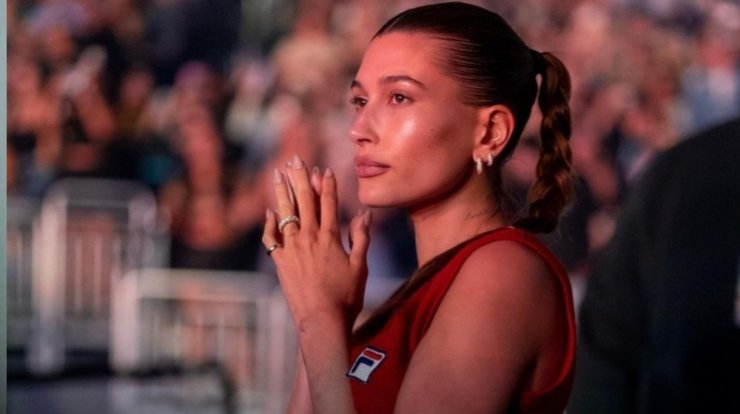 Hailey Bieber: Αποκάλυψε σε ένα βίντεο τι προκάλεσε το μίνι εγκεφαλικό της