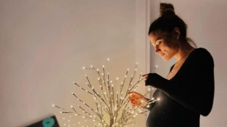 Μαίρη Συνατσάκη: Το μήνυμα στο αγέννητο μωράκι της μπροστά από το εναλλακτικό xmas tree [εικόνες]