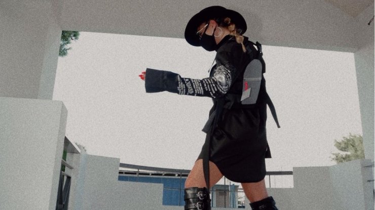 Ποια Ελληνίδα τραγουδίστρια ανέβηκε στη ζυγαριά και την έσπασε; [εικόνα]