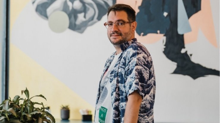 Ο Παύλος Χάππιλος εξομολογείται: "Το τι ορίζουμε γυναικείο ή αντρικό πρέπει επιτέλους να το ξεπεράσουμε"