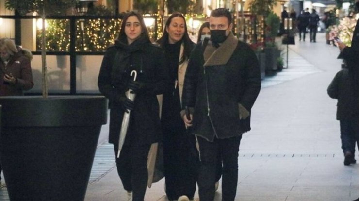 Γιάννης Πλούταρχος: Η βόλτα του στο κέντρο της Αθήνας με τις γυναίκες της ζωής του [εικόνες]