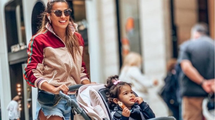 Ελένη Χατζίδου: Η κόρη της έβαλε για ύπνο την γιαγιά της και βρήκε ευκαιρία να το..."σκάσει" [βίντεο]