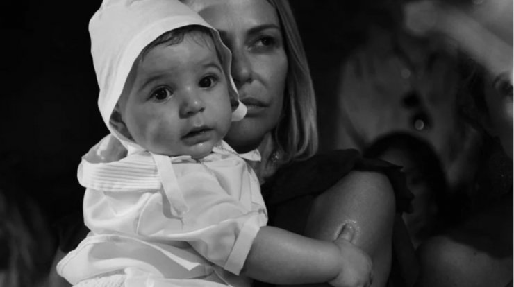 Τζένη Μπαλατσινού: Το στιγμιότυπο που κατέγραψε του γιου της να διαβάζει παραμύθι! [εικόνα]