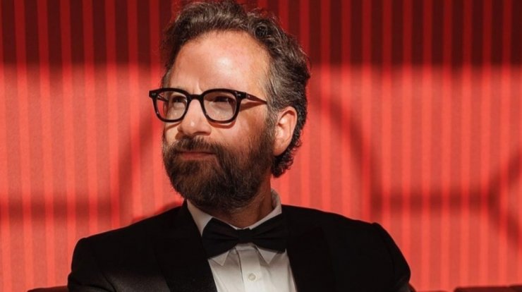 Κωστής Μαραβέγιας: Μας έδειξε τα σημάδια της λεύκης στο σώμα του για πρώτη φορά [εικόνες]