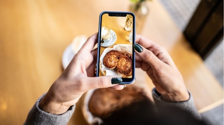 Πώς το Instagram σε κάνει να τρως περισσότερο junk food