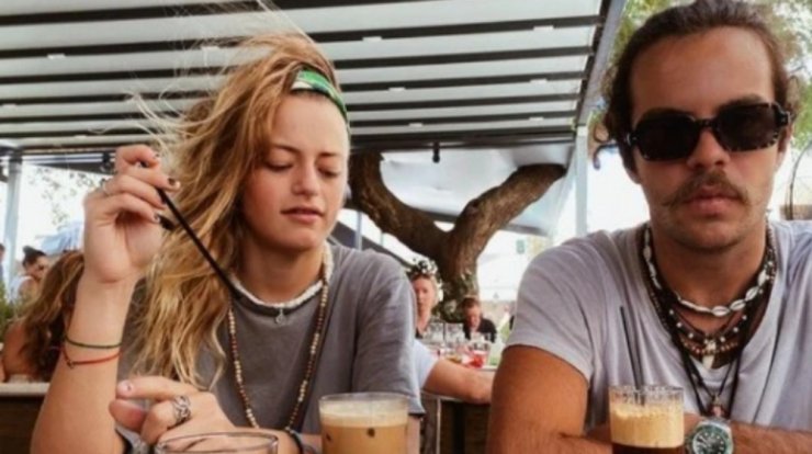 Άγγελος Λάτσιος: Απαθανατίζει γυμνή στο κρεβάτι την σύντροφό του [εικόνα]