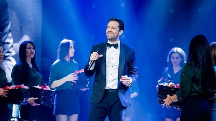 Κωνσταντίνος Αργυρός: Η έκπληξη για τα γενέθλιά του on stage και ο ρόλος του Σάκη Ρουβά [βίντεο]