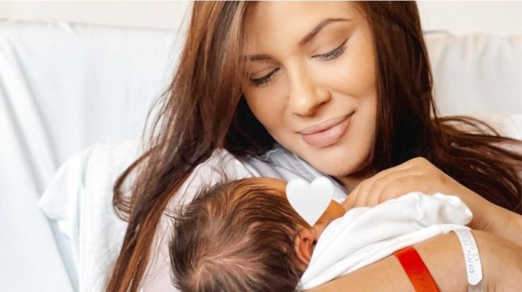 Λάουρα Νάργες: Περιγράφει πως ήταν η πρώτη νύχτα που έμεινε μόνη με τον γιο της [εικόνα]