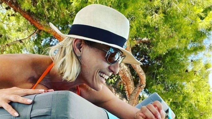 Ελεονώρα Μελέτη: Κι όμως έτσι προφυλάσσεται από τις πανάδες στην παραλία [εικόνα]