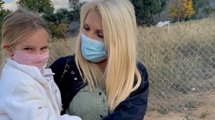 Ελένη Μενεγάκη: Δείτε την να παίζει στα χιόνια με την μικρή Μαρίνα [εικόνα]