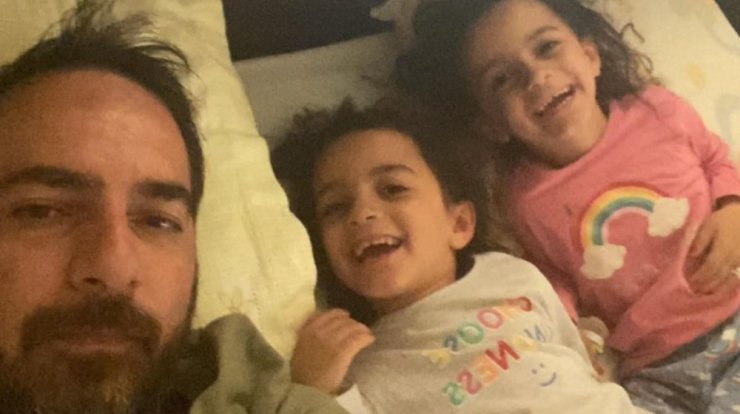 Λώρης Λοϊζίδης: Οι δίδυμες κόρες του έχουν τα γενέθλιά τους και μοιράζεται αδημοσίευτες στιγμές τους [εικόνες]