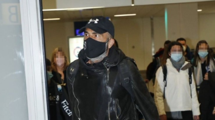 Χαμός στο αεροδρόμιο με την επιστροφή του Βαλάντη! Προκλήθηκε αναστάτωση! [εικόνες & βίντεο]