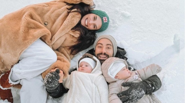 Τανιμανίδης - Μπόμπα: Έκαναν το πρώτο ταξίδι μαζί με τις δίδυμες μικρές τους [εικόνες & βίντεο]