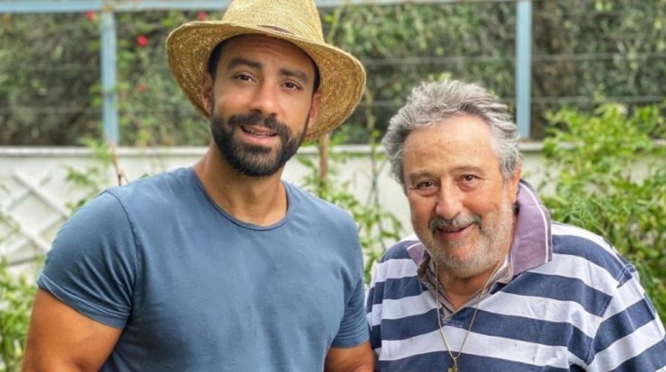 Σάκης Τανιμανίδης: Μας συγκίνησε σε κλήση που είχε με τον πατέρα του στο instagram [βίντεο]