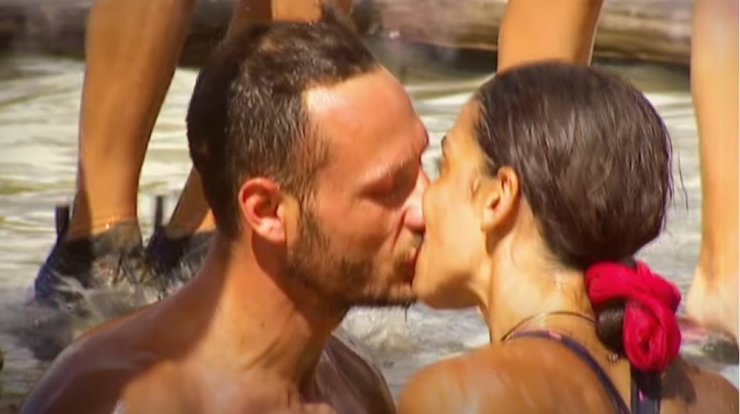 Κι όμως είναι γεγονός! Μυριέλλα Κουρεντή και Γιώργος Κατσαούνης αντάλλαξαν δημόσια το πρώτο τους φιλί [βίντεο]