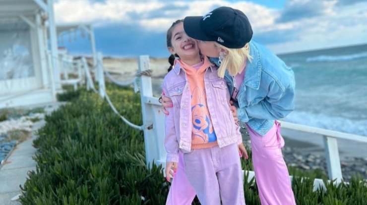 Άντρη Καραντώνη: Φωτογράφισε την Αργυρώ αγκαλιά με έναν βόα [εικόνα]