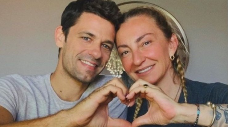 Ρούλα Ρέβη: Έτσι αντιδρά στις ερωτικές σκηνές που έχει ο Αποστόλης Τότσικας [εικόνα]