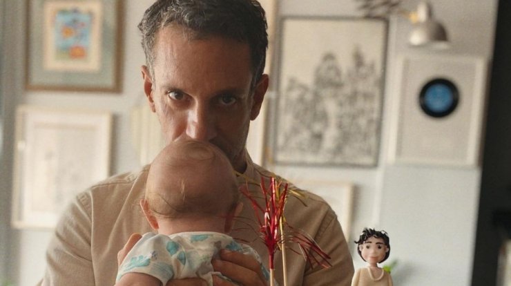 Δείτε τον γιο του Γιώργου Χρανιώτη να ξεκαρδίζεται στα γέλια από τα παιχνίδια τους 