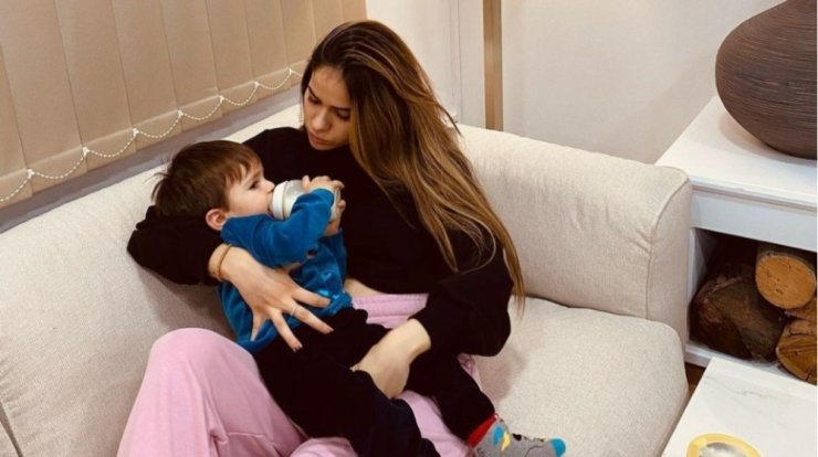 Μαρία Κορτζιά: Ποζάρει με τον γιο της και μας δείχνει την φουσκωμένη της κοιλίτσα [εικόνες]