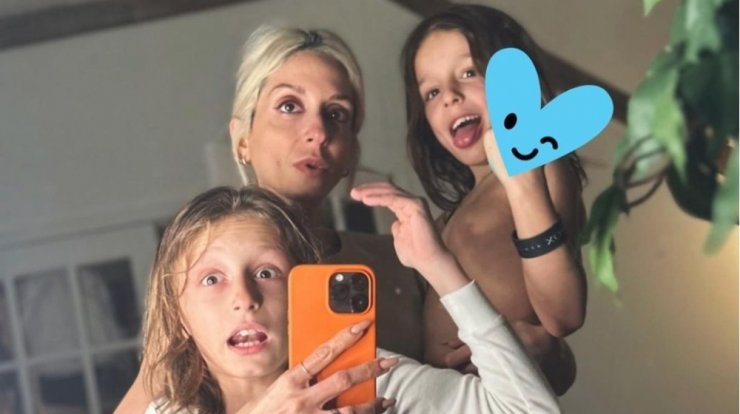 Σοφία Καρβέλα: Ο λόγος που δέχεται βρισιές στο instagram για τα παιδιά της [βίντεο]