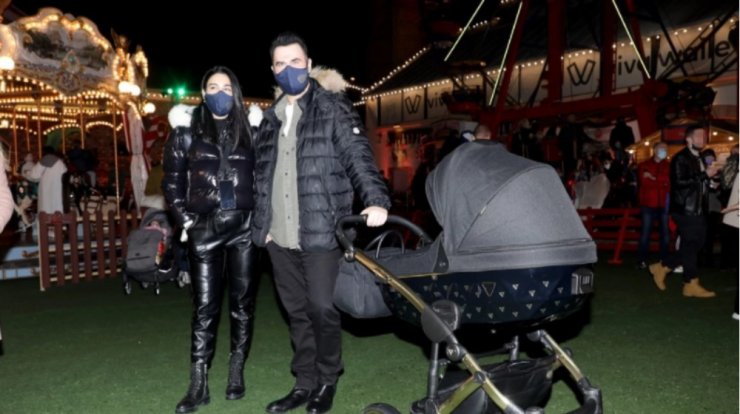 Παπαδόπουλος - Βασιλειάδη: Η χριστουγεννιάτικη βόλτα με τα παιδιά τους [εικόνες]