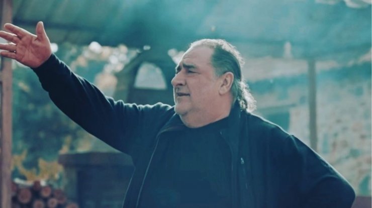 Βασίλης Καρράς: Η εμφάνισή του στα γυρίσματα του νέου βίντεοκλιπ κομματιού του [βίντεο]