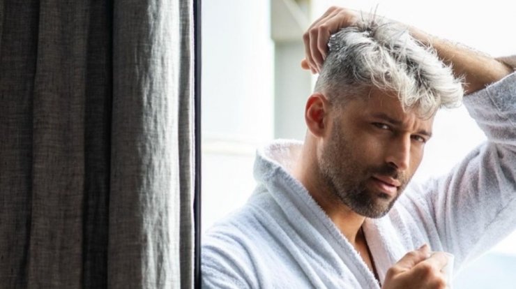 Αλέξης Παππάς: Ποζάρει ημίγυμνος στο κρεβάτι του [εικόνες]