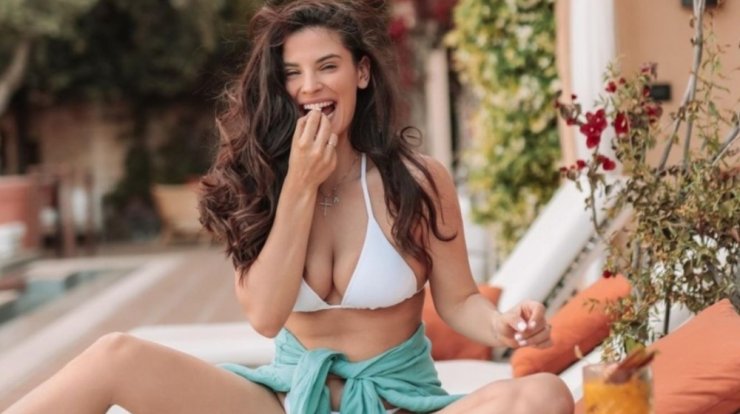 Χριστίνα Μπόμπα: Στη Μύκονο μαζί με τις δίδυμες κόρες της [εικόνα & βίντεο]