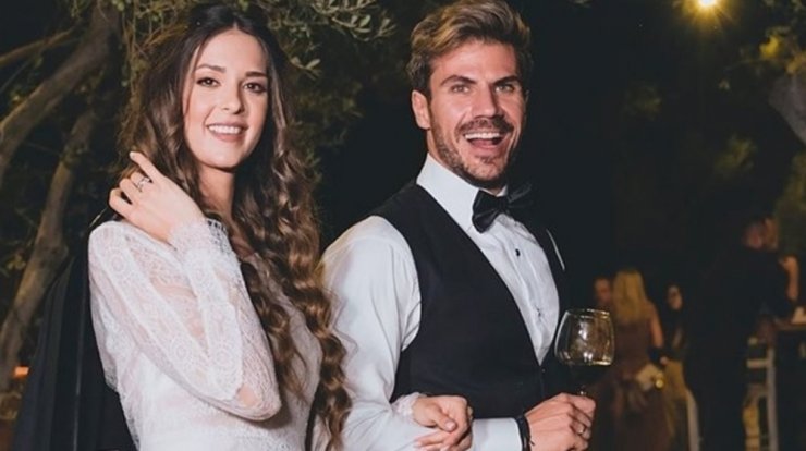 Άκης Πετρετζίκης: Σε βόλτα με τον γιο του και την εγκυμονούσα σύζυγό του [εικόνες]