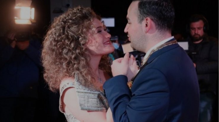 Επώνυμος Έλληνας δηλώνει: "Έχω πάθει "Μαυρικίαση", θέλω κι εγώ φιλιά και αγάπες" [βίντεο]