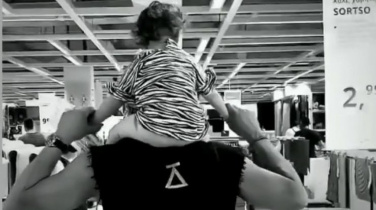 Σάββας Πούμπουρας: Δείτε πως επέλεξε να ντύσει την κόρη του Κύνθια και το μοιράστηκε μαζί μας [εικόνα]