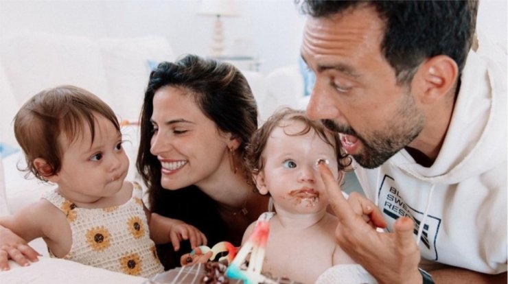 Χριστίνα Μπόμπα: Παρακολούθησε μαζί με τις κόρες της αγώνα μπάσκετ [βίντεο]