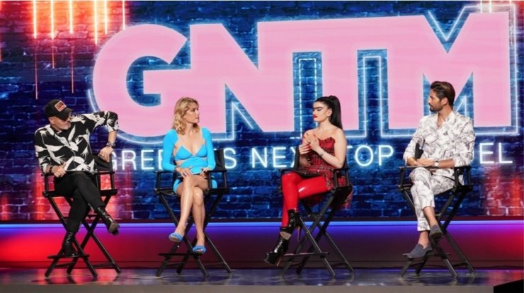 Συμμετέχουσα του "GNTM" όρμησε πάνω στον Elvis Presley και του έσκισε το μποξεράκι του [βίντεο]