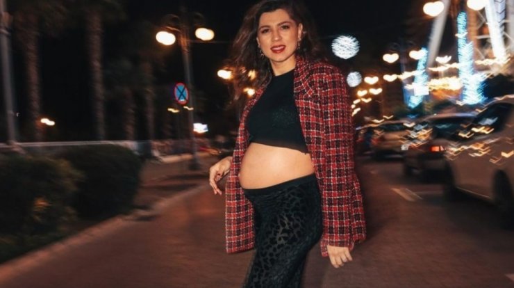 Κλέλια Γιασεμίδου: Ποζάρει στον όγδοο μήνα της εγκυμοσύνης της μπροστά στο χριστουγεννιάτικο δέντρο