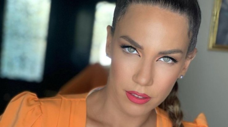 Κατερίνα Στικούδη: Η σπάνια δημόσια έξοδος αγκαλιά με την μητέρα της [εικόνες]