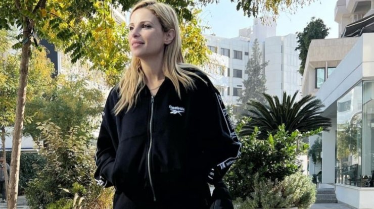 Χριστιάνα Αριστοτέλους: Μαγειρεύει στην κουζίνα του σπιτιού της παρέα με τον σκύλο της