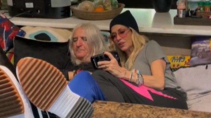 Άννα Βίσση: Το εναλλακτικό τραγούδι που της ετοίμασε ο Νίκος Καρβέλας για τα γενέθλιά της - "Το γουρούνι και η γριά"  [βίντεο]