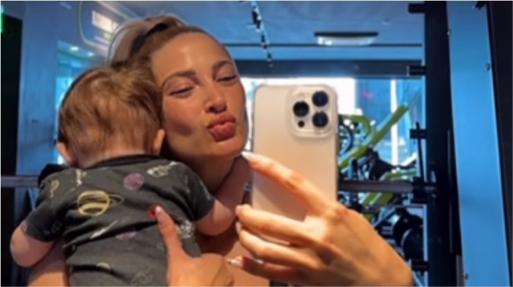 Ιωάννα Τούνη: Δεν θα πιστεύετε τι μουσική βάζει στον γιο της και χορεύουν μαζί [βίντεο]