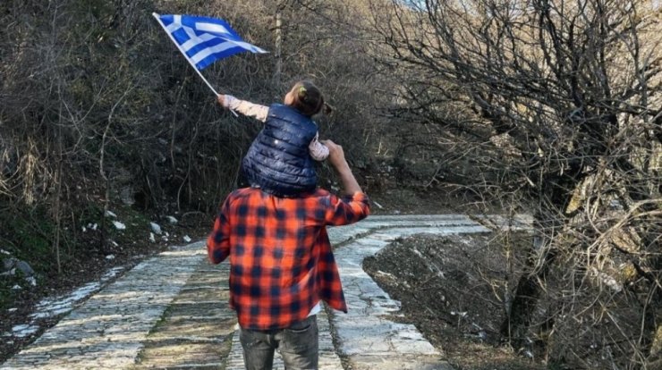 Σάββας Πούμπουρας: Φωτογράφησε την κόρη του στο ίδιο σημείο που πήγαινε με την γιαγιά του [εικόνα]