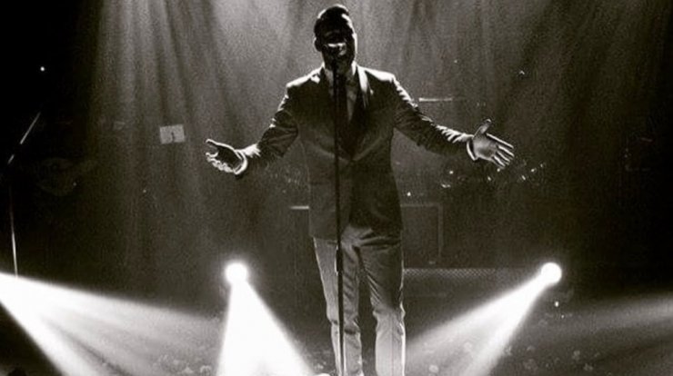 Έλληνας τραγουδιστής πήγε μαζί με τη σύντροφό του στην πρόβα νυφικού της [εικόνες]