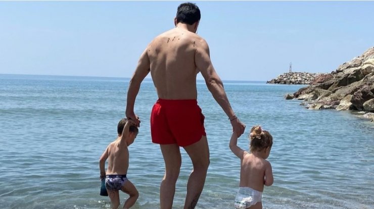 Επώνυμος Έλληνας σχολιάζει: "Όταν συνειδητοποίησα ότι είμαι γκέι έκανα κάθε βράδυ την προσευχή μου γιατί νόμιζα ότι είναι κακό" [βίντεο]