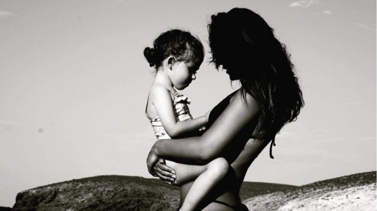 Υβόννη Μπόσνιακ: Την πετύχαμε στο κομμωτήριο με την κόρη της [εικόνα]