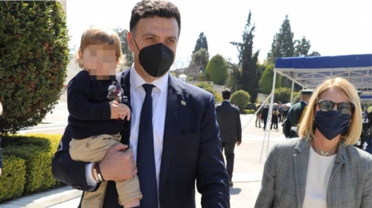 Κικίλιας - Μπαλατσινού: Ο γιος τους βιάζεται να μεγαλώσει [εικόνα]