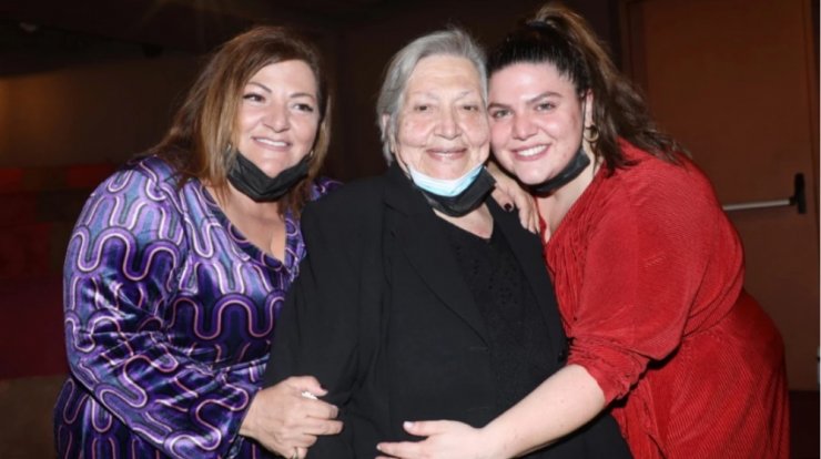 Δανάη Μπάρκα: Μαζί με τα κορίτσια της στην Καλαμάτα για το Πάσχα [βίντεο]